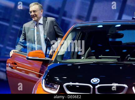 Francoforte sul Meno, Germania. 09Sep, 2013. Amministratore delegato di un produttore di automobili BMW Norbert Reithofer, sorge accanto ad un i3 auto elettriche al Salone di Francoforte (IAA) di Francoforte sul Meno, Germania, 09 settembre 2013. Il sessantacinquesimo IAA si svolgerà dal 12 fino al 22 settembre 2013. Foto: BORIS ROESSLER/dpa/Alamy Live News Foto Stock