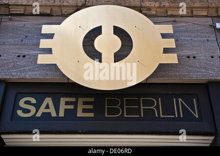 Logo della discoteca di sicuro Berlin sopra l'ingresso di un ex banca, Berlino Foto Stock