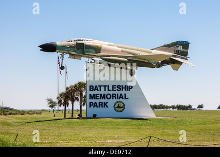 F4 getto phantom montato su di firmare all'entrata per la corazzata Memorial Park, casa della USS Alabama nel Mobile, Alabama Foto Stock