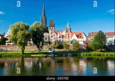 Vista panoramica sul fiume Danubio verso Ulm con Ulm Minster e Metzgerturm, macellai Tower, Baden-Wuerttemberg, PublicGround Foto Stock