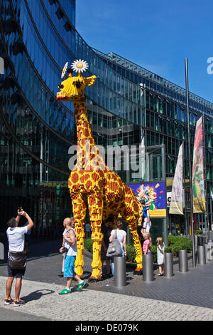 La giraffa fatta di mattoncini Lego, dimensione di vita, LEGOLAND Discovery Centre su Potsdamer Platz di Berlino Foto Stock
