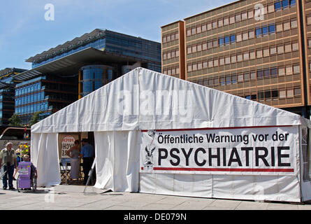 Tenda dei cittadini la Commissione sui Diritti Umani, CCHR, ADHD, poster, lettering "Oeffentliche Warnung vor der Psychatrie', Tedesco Foto Stock