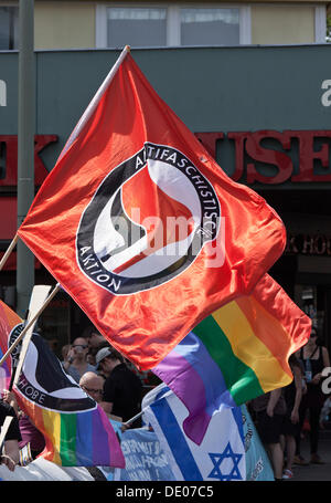 Bandiera del Antifaschistische Aktion, un militante extra-rete parlamentare, rainbow bandiere bandiera nazionale di Israele, rally Foto Stock