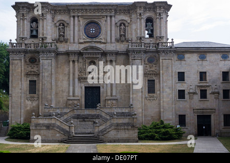 Facciata del monastero di San Julián de Samos, fondata nel sesto secolo, appartiene all'ordine dei Benedettini Foto Stock