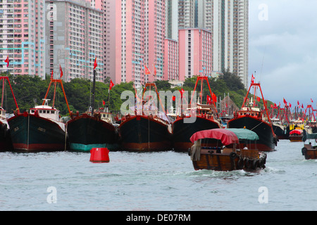 Tanka imbarcazione persone che vivono su barche nel porto di Aberdeen Hong Kong Cina Foto Stock