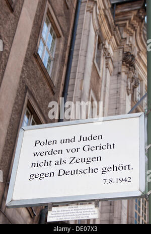 Segno, lettering "Polen und Juden werden vor Gericht nicht als Zeugen gegen Deutsche gehoert, 7.8.1942', tedesco per "Poli e Foto Stock