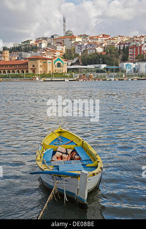 Piccole barche da pesca sul Bosforo, Istanbul, Turchia Foto Stock