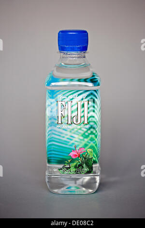 Una bottiglia di plastica contenente acqua dalle isole Figi, acqua minerale da un pozzo artesiano sull'isola di Viti Levu Foto Stock