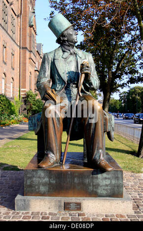 Statua di bronzo di Hans Christian Andersen di fronte al municipio, Copenaghen, Zelanda, Danimarca, Europa Foto Stock