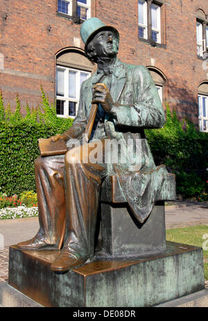 Statua di bronzo di Hans Christian Andersen di fronte al municipio, Copenaghen, Zelanda, Danimarca, Europa Foto Stock