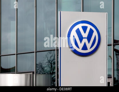 Volkswagen logo nella parte anteriore della Volkswagen a Wolfsburg Arena, Stadio di calcio, Wolfsburg, Bassa Sassonia Foto Stock