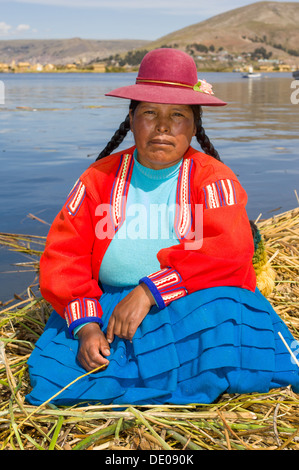 Uru donna in abito tradizionale su uno dei galleggianti isole reed del popolo Uros, il lago Titicaca, vicino a Puno, Perù Foto Stock