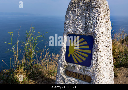 Il chilometro 0, vicino al faro di Finisterre. Esso è considerato il luogo in cui egli ha finito di Cammino di Santiago di Compostela Foto Stock