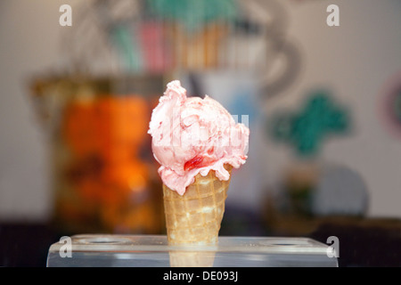 Gelato Regno Unito; un cono di gelato alla fragola nella gelateria Benets, Cambridge, Inghilterra Regno Unito Foto Stock