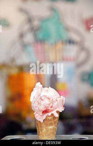 Una fragola cono gelato chiudere in su in un gelato shop. Foto Stock