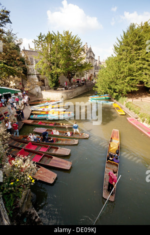 Oxford punting - sterline per il noleggio in estate al Magdalen Bridge, Oxford, Regno Unito Foto Stock