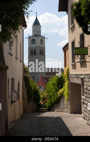 Antico vicolo in Ueberlingen, guardando verso San Nicolò Minster, il lago di Costanza distretto, Baden-Wuerttemberg Foto Stock