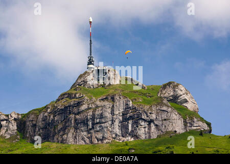 Mt Hoher Kasten, 1795m, con parapendio da Bruelisau, Appenzell Innerrhoden o interna di Rodi, Svizzera, Europa, PublicGround Foto Stock