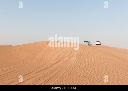 Sport utility vehicles guidando attraverso il deserto Foto Stock