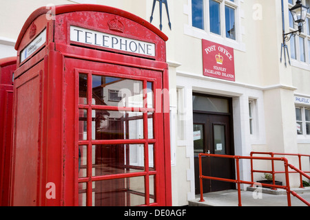 Italian Phone Booth di fronte all'ufficio postale di Port Stanley, capitale delle Isole Falkland, Isole Falkland orientale Foto Stock