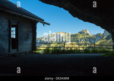 Vista dalla Wildkirchli Grotte di Monte Hoher Kasten, 1795m, Wasserauen, di Appenzello Interno, Appenzello Interno Foto Stock