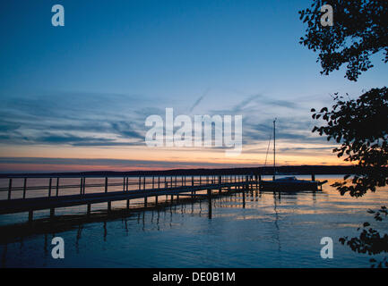 Bad Saarow, Germania. 07Th Sep, 2013. Gli ultimi raggi di luce illuminano il lago Scharmuetzel a Bad Saarow, Germania, 07 settembre 2013. L'acqua a Storkower Terra è il più grande lago del Brandeburgo con un 1.500 ettari di area dell'acqua. Foto: Patrick Pleul/dpa/Alamy Live News Foto Stock