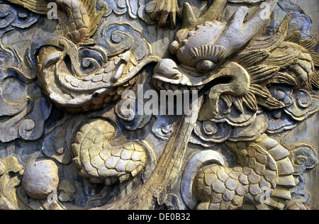 Drago scolpito nel Zhusheng Si tempio, un 8th-secolo monastero buddista situato ai piedi del monte Heng, e a nord della città antica di Monte Heng in Hengshan contea di Hunan, Cina Foto Stock