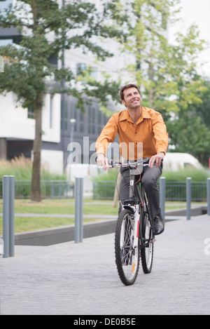 Uomo in abbigliamento business Bicicletta Equitazione Foto Stock