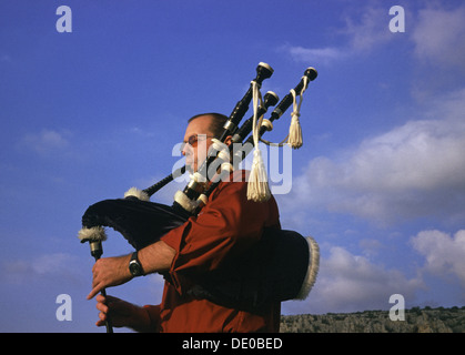 L'uomo gioca il grande Highland cornamuse in Scozia Foto Stock