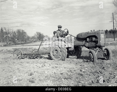 La straziante con un trattore Allis-Chalmers, Svezia, 1950. Artista: Torkel Lindeberg Foto Stock