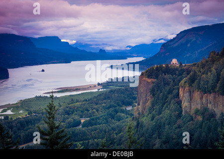 Moody alba sopra Vista House al Crown Point nella Columbia River Gorge, Oregon, Stati Uniti d'America Foto Stock