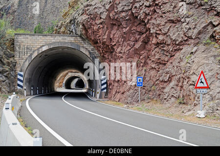 Tunnel sulla N 230 country road, villaggio di Sopeira, Pirenei, Aragona, Spagna, PublicGround Foto Stock