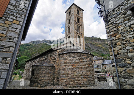 Santa Eulalia, chiesa romanica, dichiarato patrimonio culturale mondiale dall'UNESCO, Erill la Vall, La Vall de Boi, Pirenei, provincia di Lleida Foto Stock