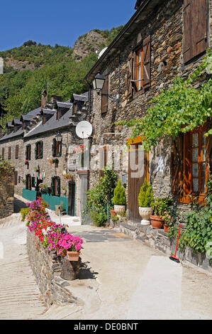 Recentemente restaurato ospita, villaggio di Begos, Val d'Aran, Val d'Aran, Pirenei, provincia di Lleida, Catalogna, Spagna, Europa Foto Stock