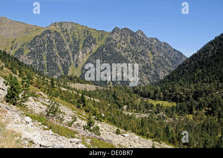 Paesaggio di montagna vicino al lago Lac de Gaube, Cauterets, regione Midi-Pyrénées, Pirenei, parco nazionale Foto Stock