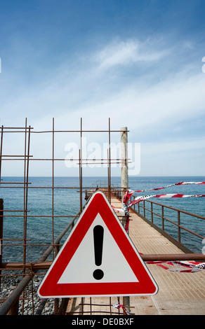 Segnale di avvertimento su un vecchio molo di carico, isola eole, SICILIA, ITALIA, EUROPA Foto Stock