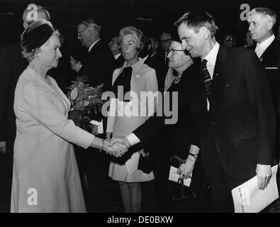 La principessa Sibylla incontra il primo ministro Olof Palme a Stoccolma Concert Hall, Svezia, 1969. Artista: sconosciuto Foto Stock