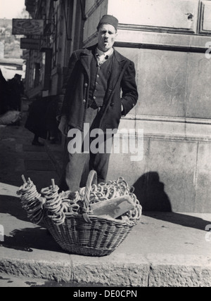 Venditore ambulante di Sarajevo, Bosnia ed Erzegovina, Jugoslavia, 1939. Artista: sconosciuto Foto Stock