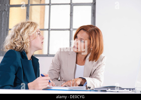 Manager che lavora in un ufficio con un partecipante Foto Stock