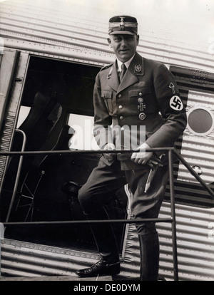 Viktor Lutze, comandante della SA, aeroporto di Berlino, Germania, 1934. Artista: sconosciuto