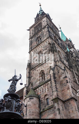 Tugendbrunnen, Fontana di virtù, di fronte la chiesa di San Lorenzo, costruita da Benedikt Wurzelbauer tra 1584 e 1589 Foto Stock