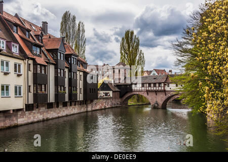 Il fiume Pegnitz con la passerella Henkersteg e l'edificio Henkerhaus, Norimberga, Media Franconia, Bavaria Foto Stock