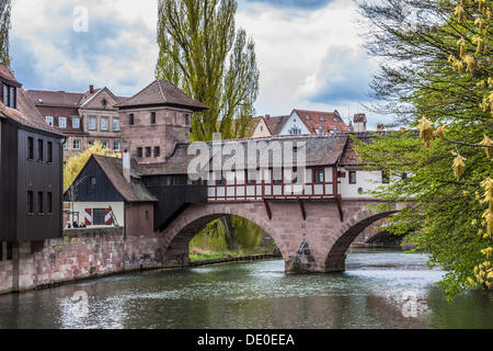 Il fiume Pegnitz con la passerella Henkersteg e l'edificio Henkerhaus, Norimberga, Media Franconia, Bavaria Foto Stock