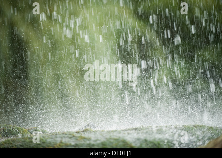 Gocce spruzzi sulle rocce Foto Stock