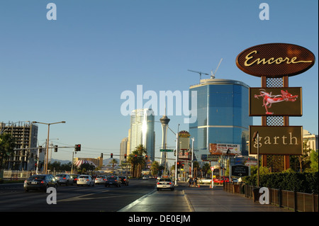 Blue sky view, nord a chiave d'oro negozi e la stratosfera, auto passando Encore Resort Marquee, Boulevard Wynn di Las Vegas Strip Foto Stock