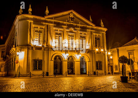 Câmara Municipal da Faro town hall di notte, città vecchia, Faro, Algarve, Portogallo, Europa Foto Stock