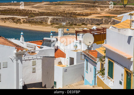 Vista di Portimao come visto da Ferragudo, Algarve, Portogallo, Europa Foto Stock