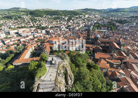 Vista dall'interno della statua di Notre Dame de France guarda Le Puy-en-Velay circondato dal suo paesaggio vulcanico Foto Stock