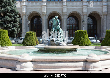 Vigadó fontana nella piazza Vigadó Vigadó, Concert Hall sul retro, centro città, Budapest, Ungheria Centrale, Ungheria Foto Stock