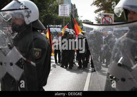 1800 poliziotti il dazio per una dimostrazione di circa 60 sostenitori dell'anti-Islam piccolo partito Pro Foto Stock